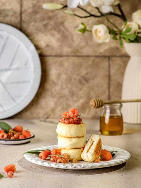 Hüttenkäsekuchen mit Himbeeren und Johannisbeeren