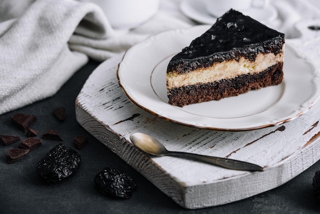 Hüttenkäsekuchen mit Pflaumen und Schokolade