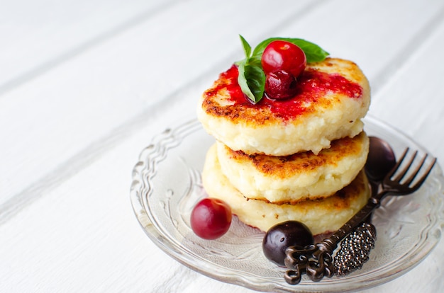 Hüttenkäsepfannkuchen auf weißem Hintergrund