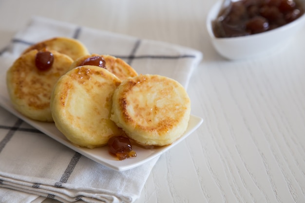 Hüttenkäsepfannkuchen, hausgemachte traditionelle ukrainische und russische Syrniki. Gesundes Frühstück/