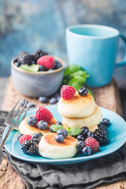 Hüttenkäsepfannkuchen mit Beeren. Gesundes Frühstück.