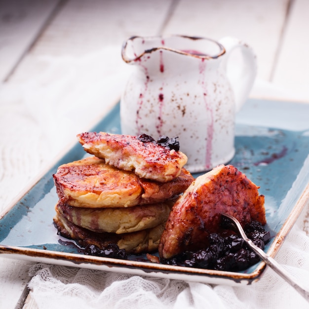 Hüttenkäsepfannkuchen mit Blaubeermarmelade