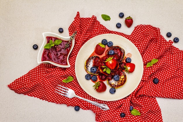 Hüttenkäsepfannkuchen mit frischen Beeren und Erdbeersauce