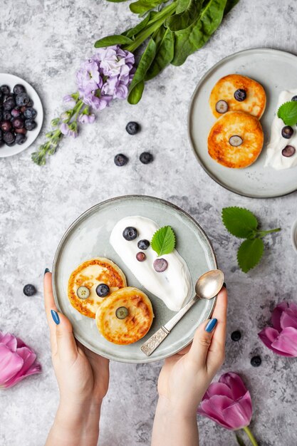 Hüttenkäsepfannkuchen mit Heidelbeersauerrahm und Minze