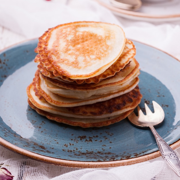 Hüttenkäsepfannkuchen mit Himbeermarmelade