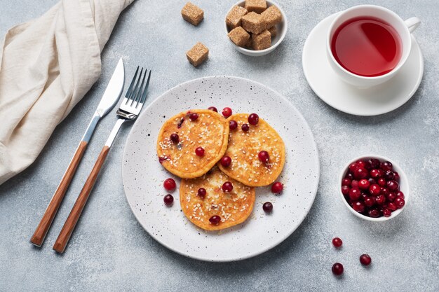 Hüttenkäsepfannkuchen mit Moosbeeren