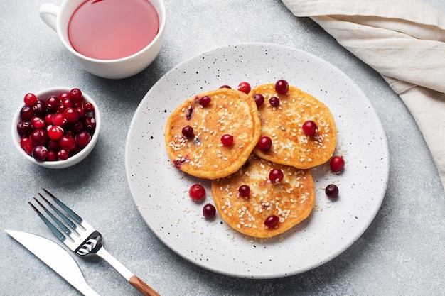 Hüttenkäsepfannkuchen mit Preiselbeeren