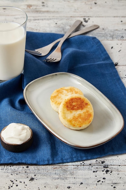 Hüttenkäsepfannkuchen mit saurer Sahne