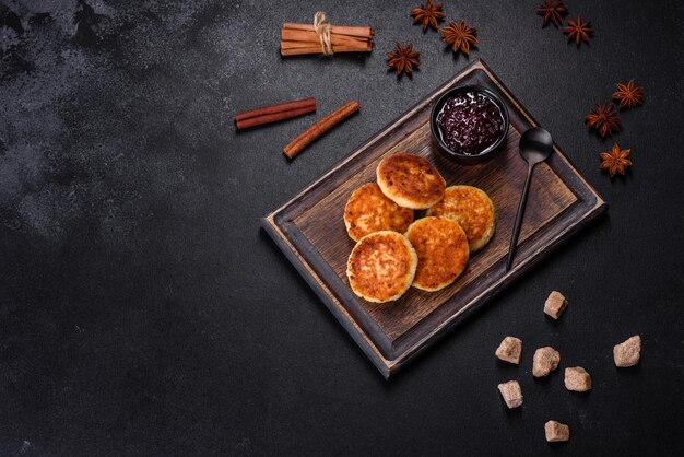 Hüttenkäsepfannkuchen Syrniki Ricotta Krapfen auf einem Holzschneidebrett Hausgemachtes nützliches Gebäck