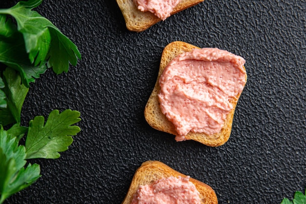 Huevas de capelán caviar smorrebrod sándwich comida bocadillo en la mesa copia espacio fondo de alimentos