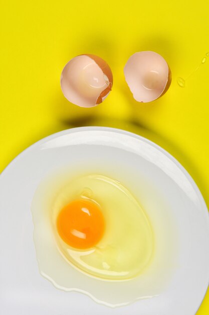 Huevo agrietado sobre fondo amarillo