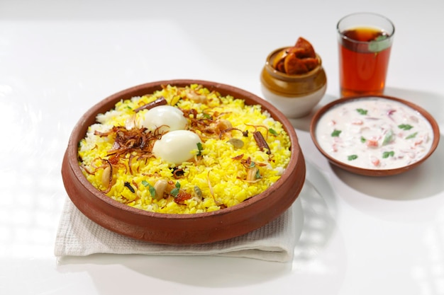 Huevo biryani estilo Kerala biriyani dispuesto en una loza forrada con hoja de plátano