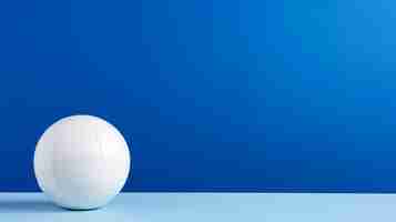 Foto huevo blanco sobre fondo azul idea de marketing con abstracción de bloqueo de color