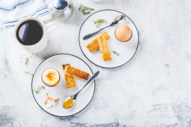 Huevo blando para el desayuno.