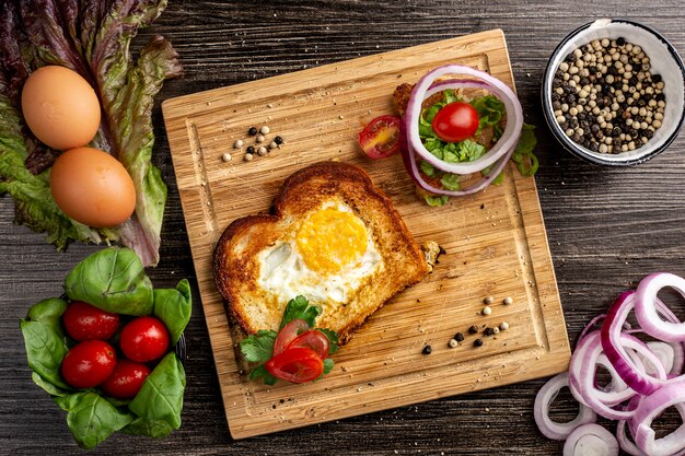 Huevo en una cesta desayuno