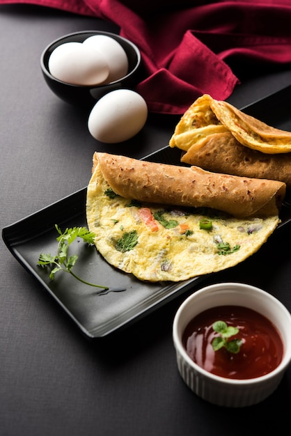 Huevo Chapati - Rollo de tortilla o Franky. Indian Popular, receta rápida y saludable para tiffin o lonchera para niños. Servido sobre fondo de mal humor. Enfoque selectivo
