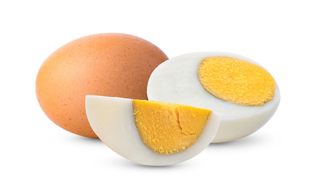 Huevo cocido aislado en blanco