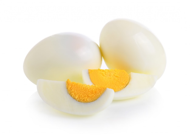 Huevo cocido aislado en espacio en blanco