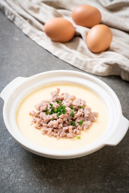 huevo cocido al vapor casero con carne de cerdo picada