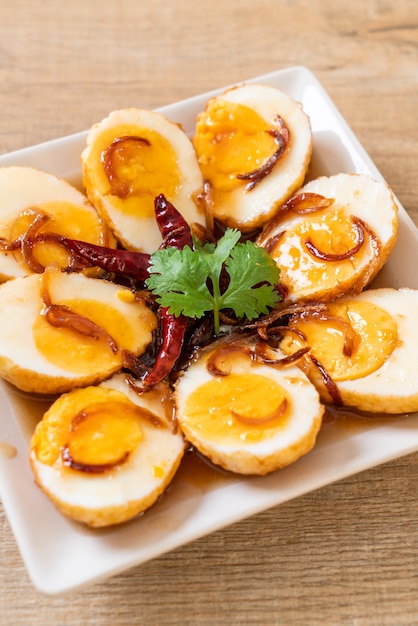 Huevo cocido frito con salsa de tamarindo o huevos agridulces