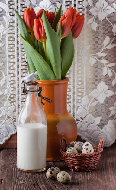 huevo de codorniz con botella de leche y flores