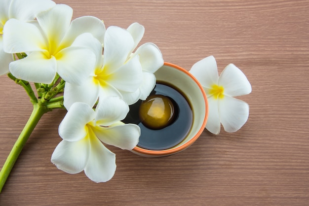 Huevo crudo en salsa de soja y flor de Plumeria