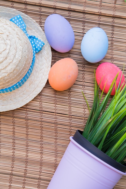 Foto huevo decorativo de colores para celebrar en el evento de vacaciones de pascua feliz.