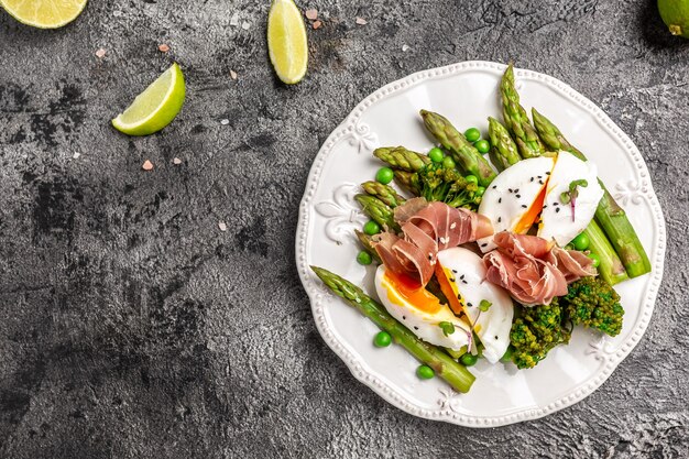 Huevo escalfado con espárragos y prosciutto