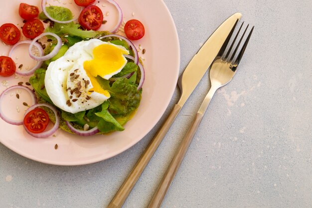 Huevo escalfado en pan saludable con aguacate.