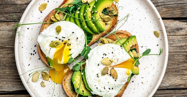 Huevo escalfado sobre tostadas para el desayuno o el almuerzo con pan de centeno concepto de dieta de comida vegetariana