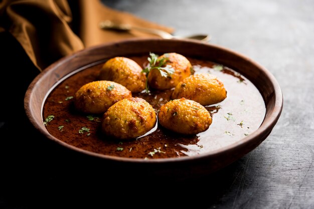 Huevo frito al curry o anda masala servido en un bol