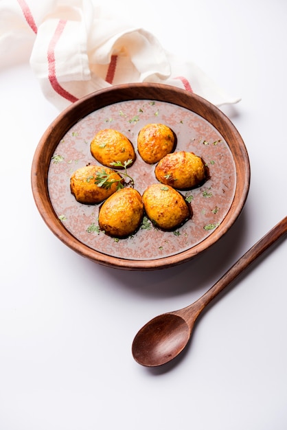 Huevo frito al curry o anda masala servido en un bol