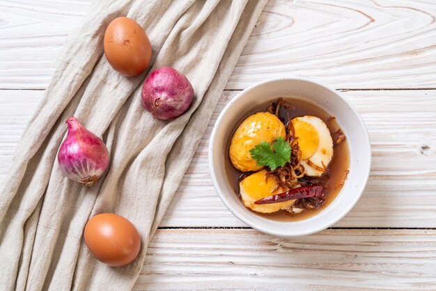 Huevo frito hervido con salsa de tamarindo