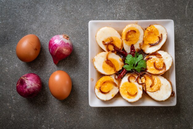 Huevo frito hervido con salsa de tamarindo