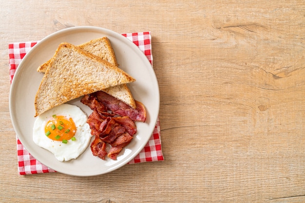 huevo frito con pan tostado y tocino para desayunar