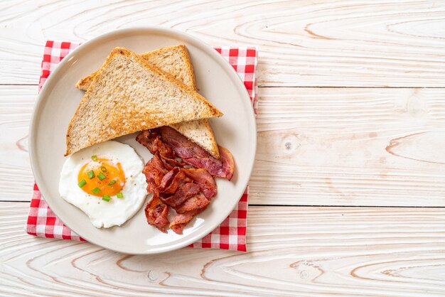 huevo frito con pan tostado y tocino