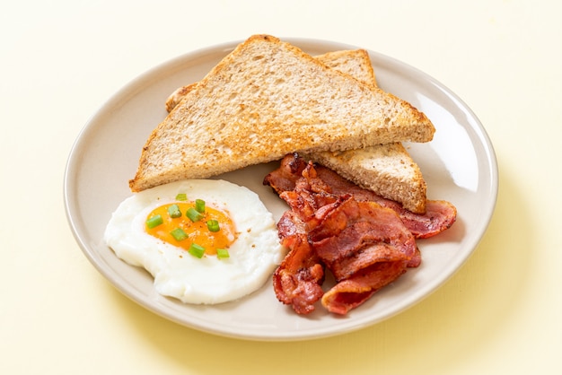 huevo frito con pan tostado y tocino