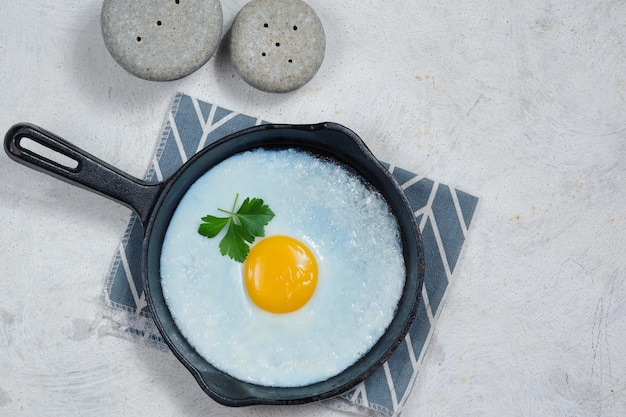 Huevo frito en sartén castiron banner de concepto de desayuno de mañana soleada