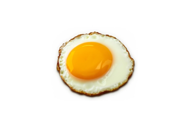 Huevo frito soleado hacia arriba sobre fondo blanco.