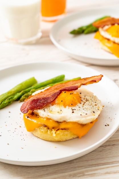 Foto huevo frito con tocino y queso en panqueques