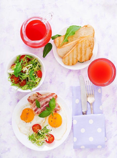 huevo frito, tomate y tocino.