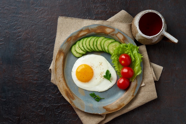 Huevo frito, verduras. Paleo, keto, dieta fodmap. Copia espacio, vista superior