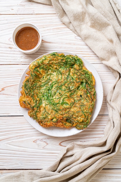 Huevo frito con zarzo trepador y pasta picante de camarones