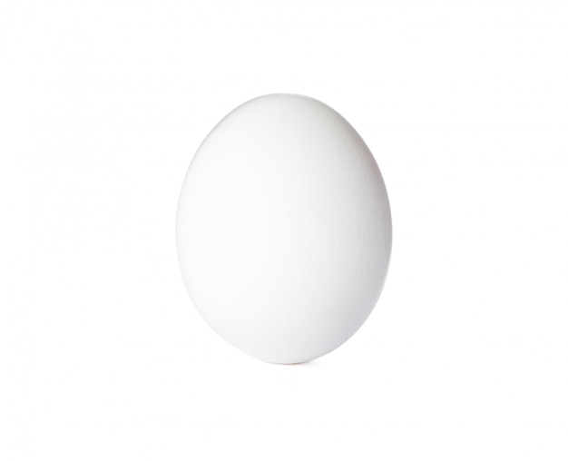 Huevo de gallina blanco aislado en blanco