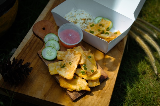 Huevo de gallina crujiente y tempe con salsa de pepino y chile