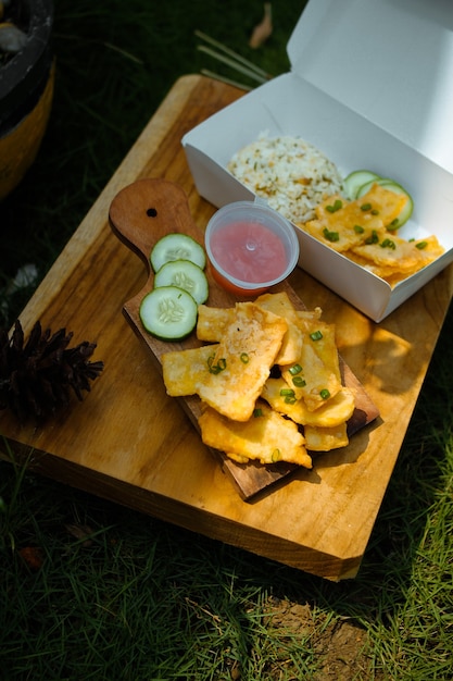 Huevo de gallina crujiente y tempe con salsa de pepino y chile