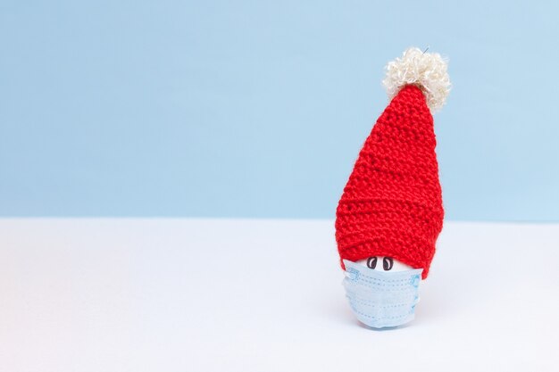 Huevo con gorro de Papá Noel. Concepto de Navidad mínimo creativo.