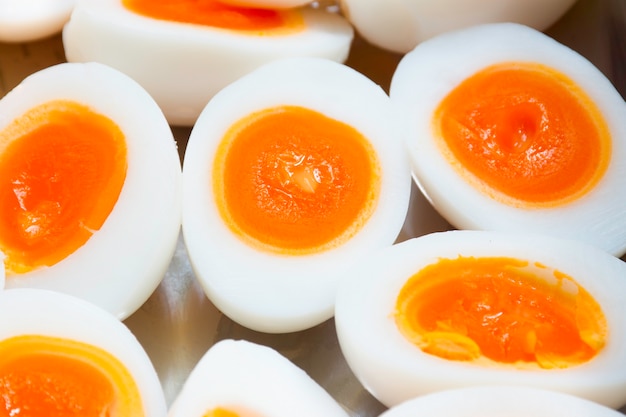 Foto el huevo hervido listo come el sistema en la comida del plato. huevos de gallina y pato tienen proteínas.