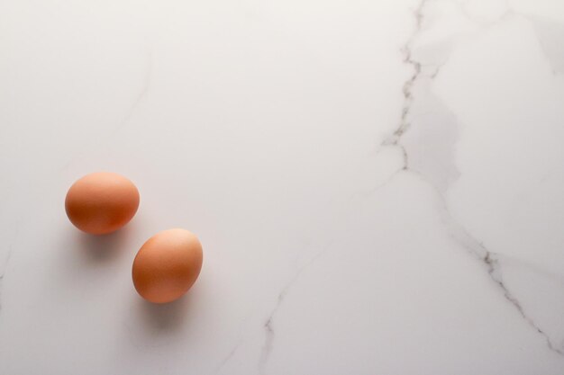 Huevo en la mesa de mármol como comida minimalista plana vista superior fotografía de marca de comida flatlay e inspiración de recetas para el menú del blog de cocina o el diseño de libros de cocina