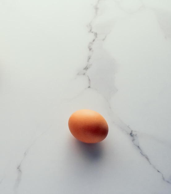 Huevo en la mesa de mármol como comida minimalista plana vista superior fotografía de marca de comida flatlay e inspiración de recetas para el menú del blog de cocina o el diseño de libros de cocina